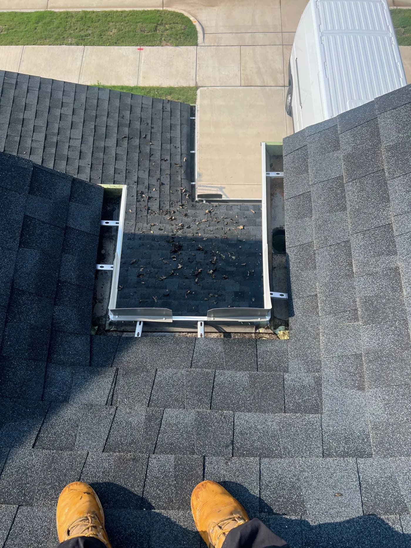 Roof cleaning – shingles restored